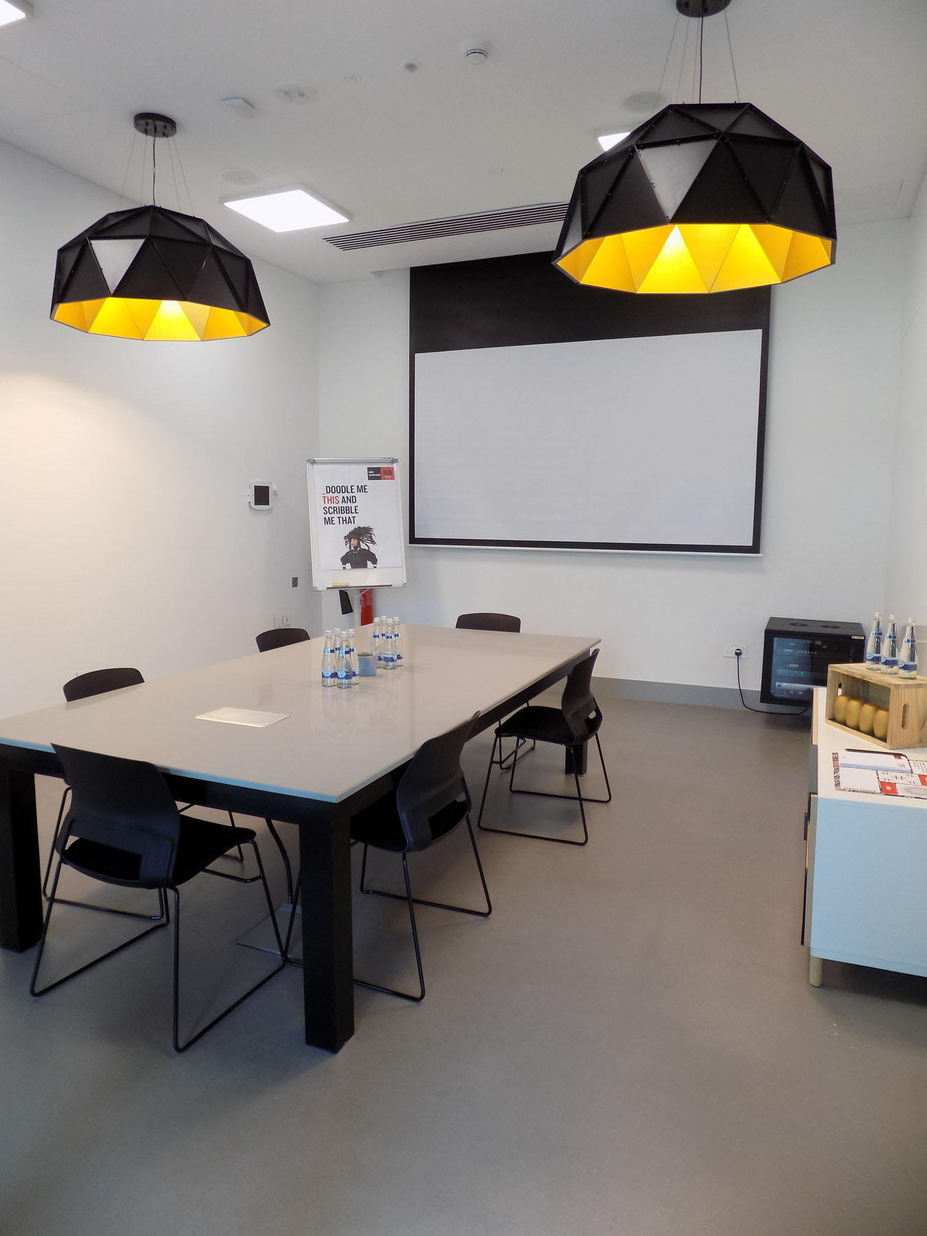 UG-EVENTSSTUDIO-MEETINGROOM1