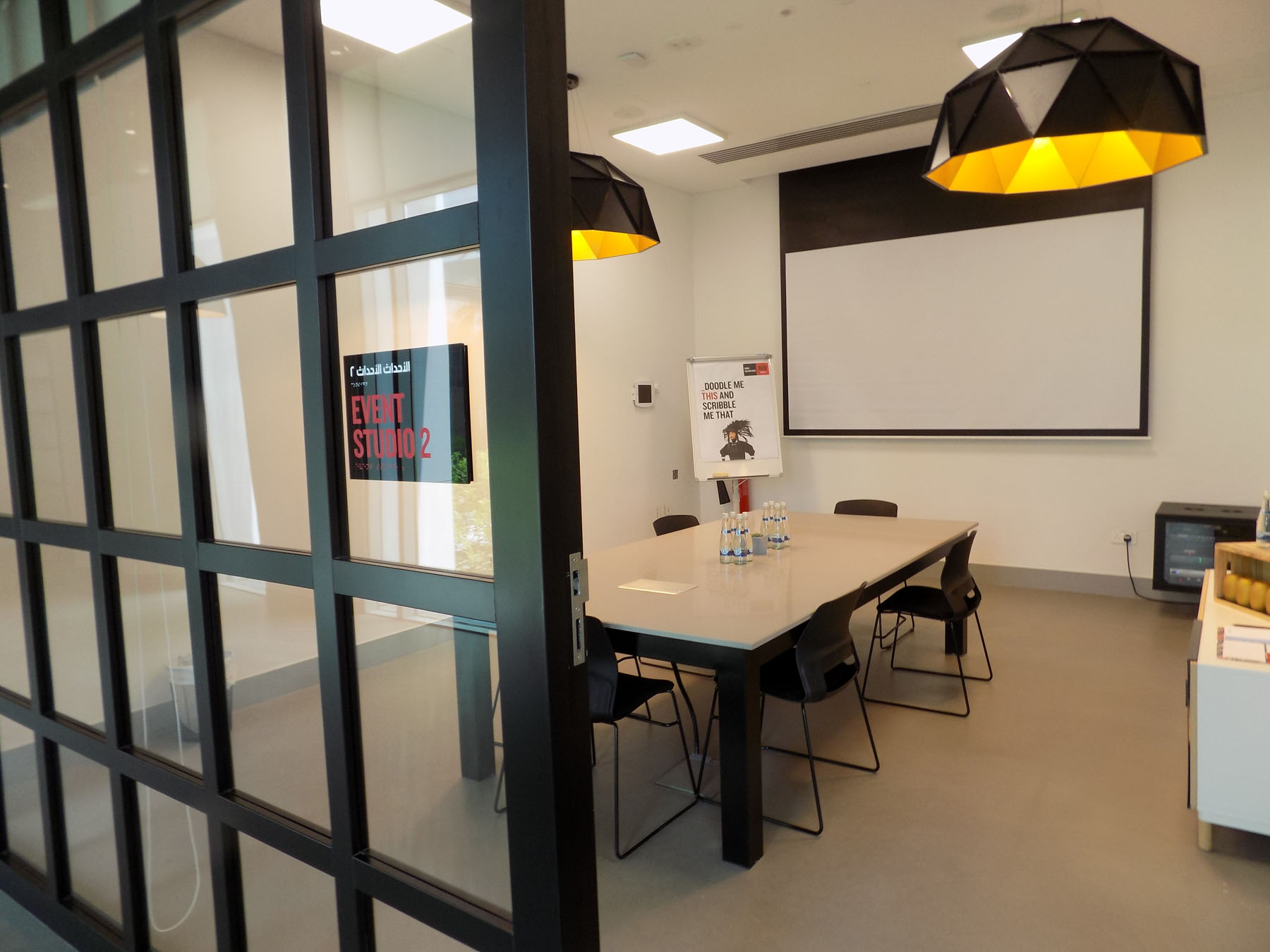 UG-EVENTSSTUDIO-MEETINGROOM2